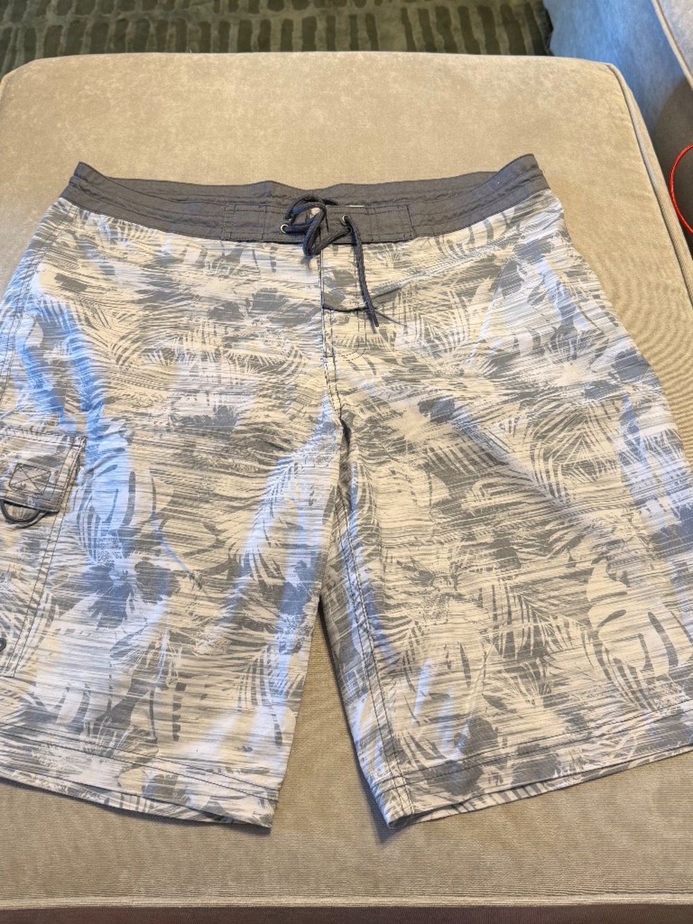 Roundtree & York Tropical Gray Print Swim Trunks, Size 36